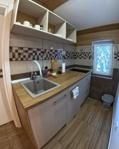 Kuchyň nebo kuchyňský kout v ubytování Nana Apartmani