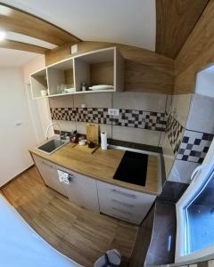 Kuchyň nebo kuchyňský kout v ubytování Nana Apartmani