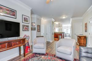 Televisyen dan/atau pusat hiburan di 1 Mi to UGA Charming Athens Condo with Balconies!