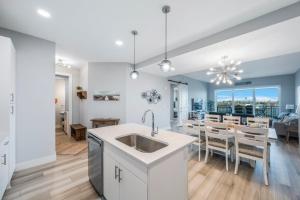 een keuken met een wastafel en een eetkamer bij Luxury Waterfront Condo, Bay Views in St Pete Beach