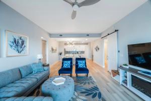 een woonkamer met een bank en een tv bij Luxury Waterfront Condo, Bay Views in St Pete Beach