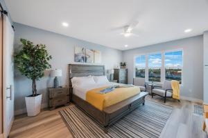 een slaapkamer met een bed, een bureau en een raam bij Luxury Waterfront Condo, Bay Views in St Pete Beach +70 foto's