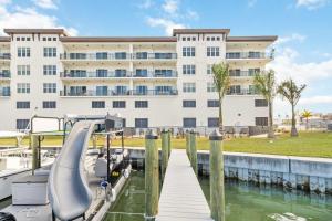 een groot wit gebouw met een glijbaan in het water bij Luxury Waterfront Condo, Bay Views in St Pete Beach