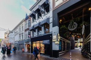 a group of people walking down a city street at Novallure City Centre in The Hague
