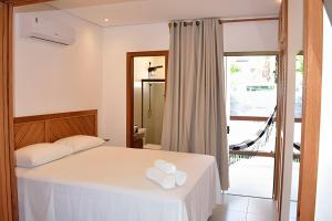 イタカレにあるResidencial Praça da Mangueiraのタオルが敷かれたベッドのある寝室