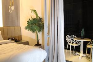 เตียงในห้องที่ Elite Hotel