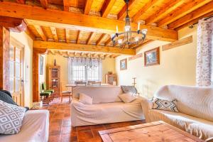 ein Wohnzimmer mit Sofas und ein Esszimmer in der Unterkunft El Guarda in Sequera de Fresno