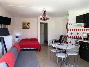 Televízia a/alebo spoločenská miestnosť v ubytovaní Résidence Héliopolis Bâtiment E - HELIOPOLIS Bâtiment E - 2 personnes rez-de -chaussée MAE-4544