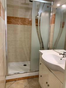 Kúpeľňa v ubytovaní Résidence Héliopolis Bâtiment E - HELIOPOLIS Bâtiment E - 2 personnes rez-de -chaussée MAE-4544