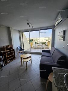 salon z kanapą i stołem w obiekcie Résidence Héliopolis Bâtiment E - STUDIO 2 pers. HELIOPOLIS Bâtiment E MAE-5494 w Cap d'Agde