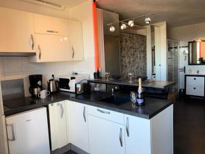 Kuchyňa alebo kuchynka v ubytovaní Résidence Héliopolis Bâtiment Ab - Studio 2 pers. - Héliopolis Bât. AB MAE-4644