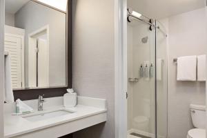 Koupelna v ubytování Courtyard by Marriott Chicago Waukegan / Gurnee