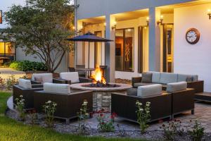 Posezení v ubytování Courtyard by Marriott Chicago Waukegan / Gurnee
