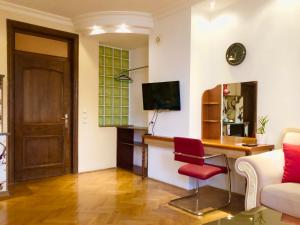 TV a/nebo společenská místnost v ubytování Urban Boutique Hotel
