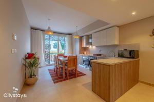 Η κουζίνα ή μικρή κουζίνα στο Ollystays Mangroovy Seaview 2BR Beach and Pool Free access +13 φωτογραφίες