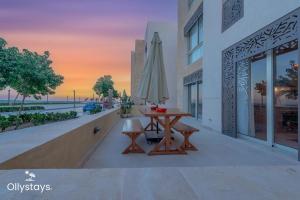 Μπαλκόνι ή βεράντα στο Ollystays Mangroovy Seaview 2BR Beach and Pool Free access