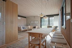 Afbeelding uit fotogalerij van Beautiful Summer House Near The Water in Rønne