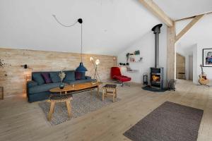 Khu vực ghế ngồi tại Scenic Summer House Near Quiet Lapping Waves