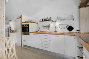 Nhà bếp/bếp nhỏ tại Scenic Summer House Near Quiet Lapping Waves