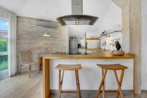 Nhà bếp/bếp nhỏ tại Scenic Summer House Near Quiet Lapping Waves +20 ảnh