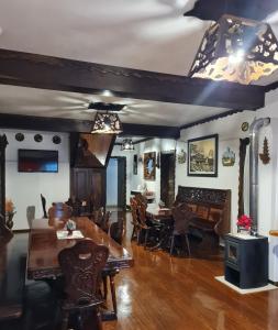 a living room with a wooden table and chairs at Hotel Schneider in Treze Tílias
