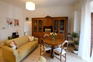 a living room with a couch and a table at Casa Portella in Venafro