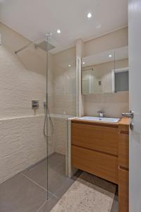 ein Badezimmer mit Dusche und Waschbecken in der Unterkunft Peppino I - 10Gv01 G in Saint-Idesbald