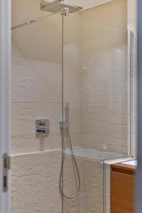 eine Dusche mit einer Glastür in einem Badezimmer in der Unterkunft Peppino I - 10Gv01 G in Saint-Idesbald + 15 Fotos