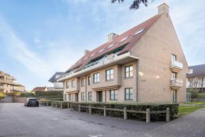 ein Gebäude mit einem davor geparkten Auto in der Unterkunft Peppino I - 10Gv01 G in Saint-Idesbald