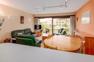 ein Wohnzimmer mit Tisch und Couch in der Unterkunft Seila 0103 P in Saint-Idesbald