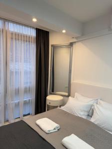 Una cama o camas en una habitación de Sarajevo Center Point