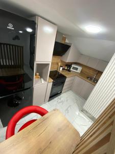 a small kitchen with a wooden table and a stove at Studio Moderne et Parking gratuit in Dijon