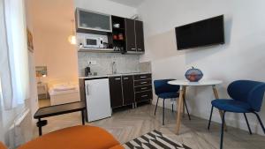 Kuchyň nebo kuchyňský kout v ubytování Center 1 Queen bed Sofa Additional living area