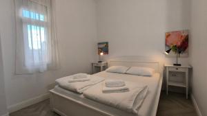 Postel nebo postele na pokoji v ubytování Center 1 Queen bed Sofa Additional living area