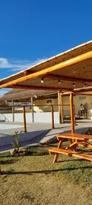 un tavolo da picnic di fronte a un edificio di Un Rincón De Lourdes a San Rafael Altre 3 foto