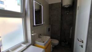 Koupelna v ubytování Center 1 Queen bed Sofa Additional living area