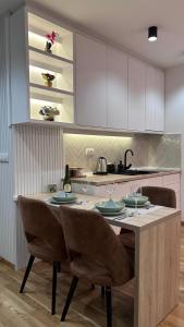 Kuchyň nebo kuchyňský kout v ubytování Apartmani Central 3 & Free parking garage + 22 fotografií