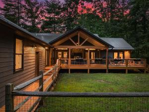 アッシュビルにあるLUXE, 2 miles to Downtown, Hot Tub, Fire Pit, Secluded Serenity of the Blue Ridge Mountainsの大家