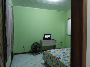 Μια τηλεόραση ή/και κέντρο ψυχαγωγίας στο Apartamento no pontal Ilhéus