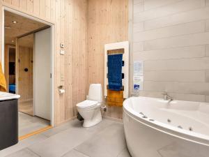 Un baño con bañera, inodoro y lavabo. en 5 star holiday home in Væggerløse, en Bøtø By 48 fotos más