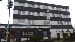 a building with a sign that reads auststudent dunimer hog at Hotel Dümptener Hof in Mülheim an der Ruhr