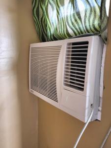 独鲁万Don Pedro 1的挂在墙上的白色空调