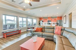 ein Wohnzimmer mit Couch und Tisch in der Unterkunft The Beach House Bolivar Peninsula Family Getaway in Crystal Beach