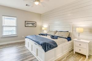ein Schlafzimmer mit einem Bett und einem Deckenventilator in der Unterkunft The Beach House Bolivar Peninsula Family Getaway in Crystal Beach
