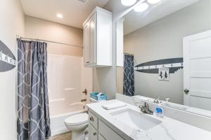 ein Badezimmer mit Waschbecken und Toilette in der Unterkunft The Beach House Bolivar Peninsula Family Getaway in Crystal Beach + 25 Fotos