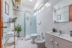 a bathroom with a toilet and a shower and a sink at Villa Gatta in Rome