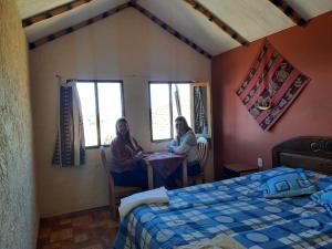 Giường trong phòng chung tại Las Cabañas Lodge