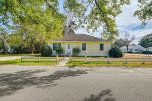 康威12 Mi to Myrtle Beach Peaceful Abode in Conway!的前面有栅栏的黄色房子