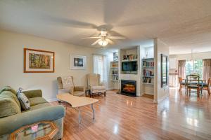 康威12 Mi to Myrtle Beach Peaceful Abode in Conway!的带沙发和壁炉的客厅