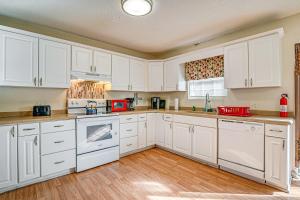 12 Mi to Myrtle Beach Peaceful Abode in Conway!的厨房或小厨房